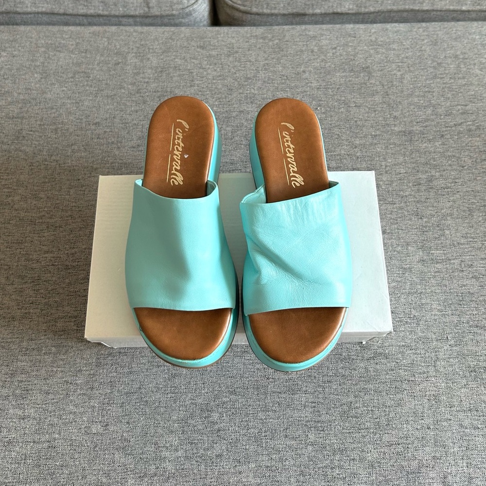 L’INTERVALLE Platform Sandals